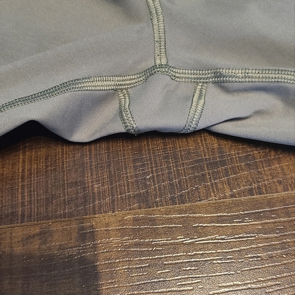 Everlane The Perform Legging In Sage Green - Like New - Picture 3 of 8